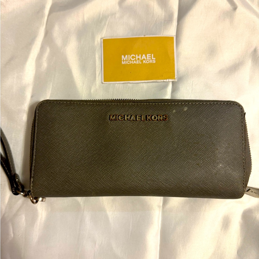 Michael Kors Wristlet Wallet Grey!!!